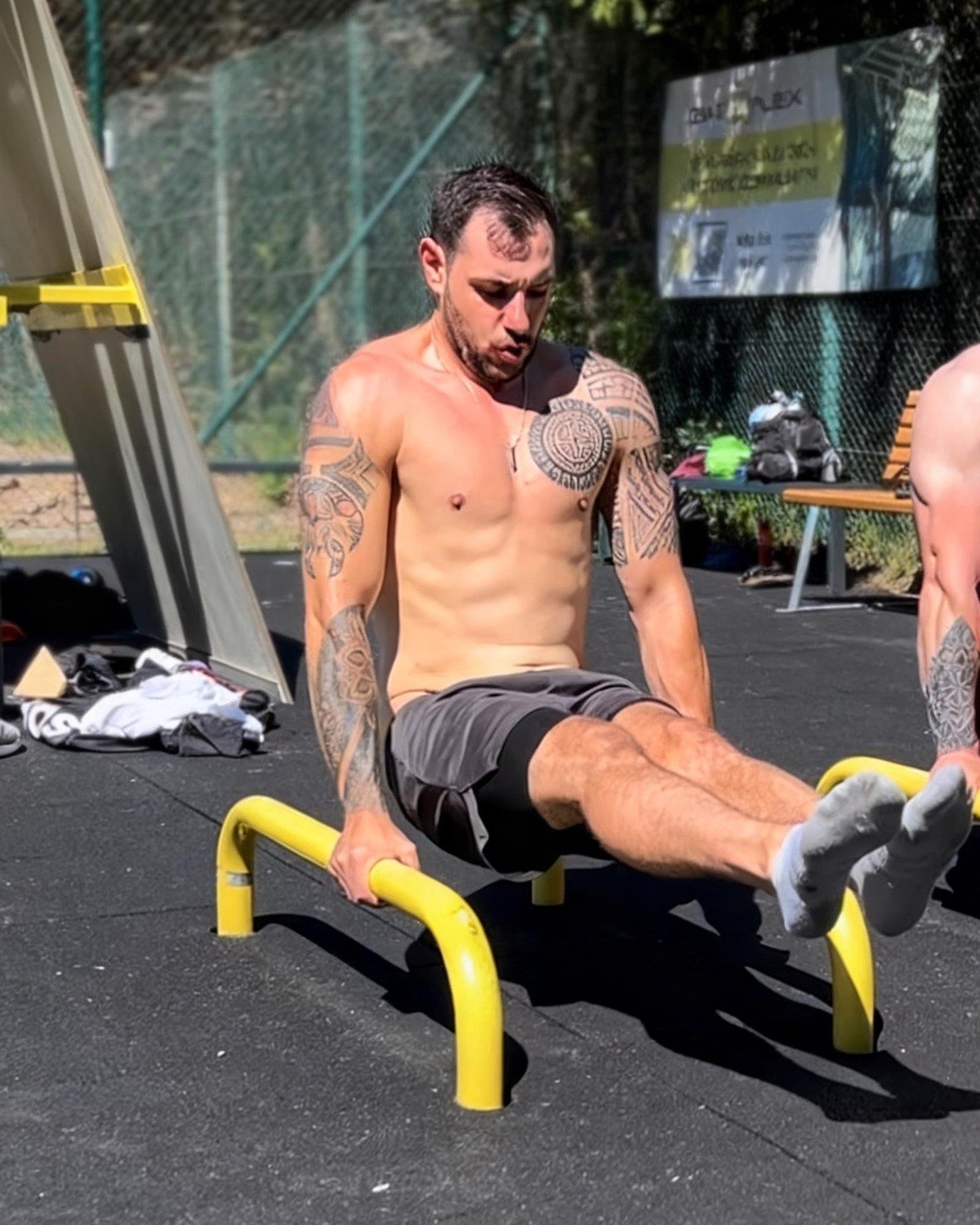 Antonio beim Training an den Parallettes